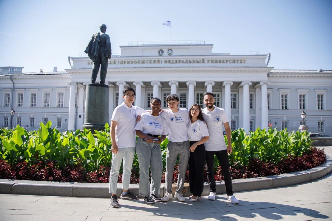 喀山联邦大学主楼与学生